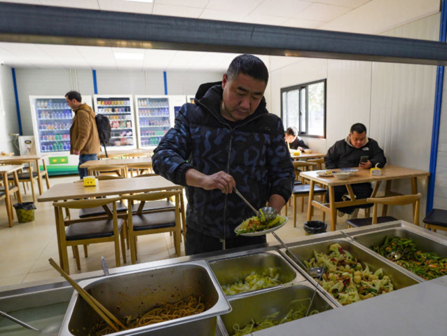充電站小食堂豐富的菜品，滿足了顧客的需求 。曾宇攝