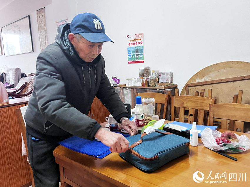呂昌祥老人拿到午餐。羅尹攝