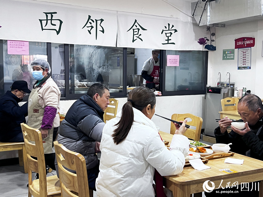 中午時分，食堂就餐區坐滿了人。羅尹攝
