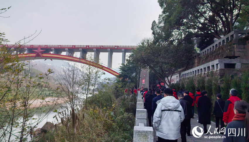 當(dāng)年紅軍渡河處已修起大橋。人民網(wǎng)記者 劉海天攝