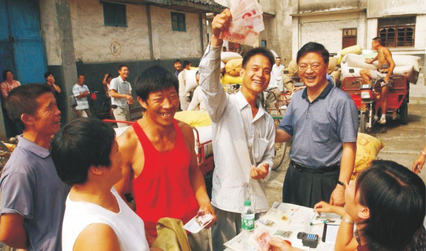 農(nóng)發(fā)行全力解決農(nóng)民賣糧“打白條”問(wèn)題，確保糧出手、錢到手。農(nóng)發(fā)行四川省分行供圖.jpg