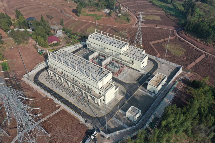 建成投運(yùn)的達(dá)州開江220千伏輸變電工程現(xiàn)場。國網(wǎng)達(dá)州供電公司供圖