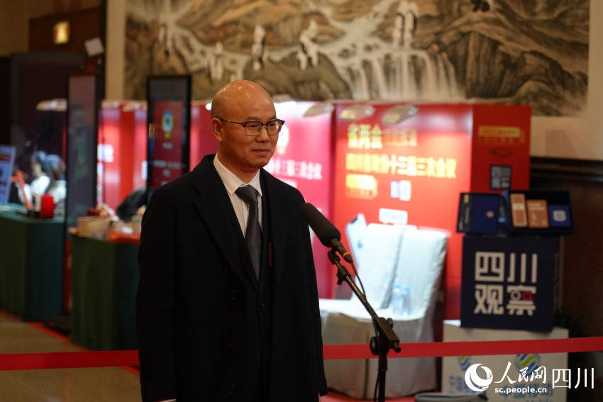 毛中根委員亮相首場“委員通道”。人民網(wǎng)記者 李平攝