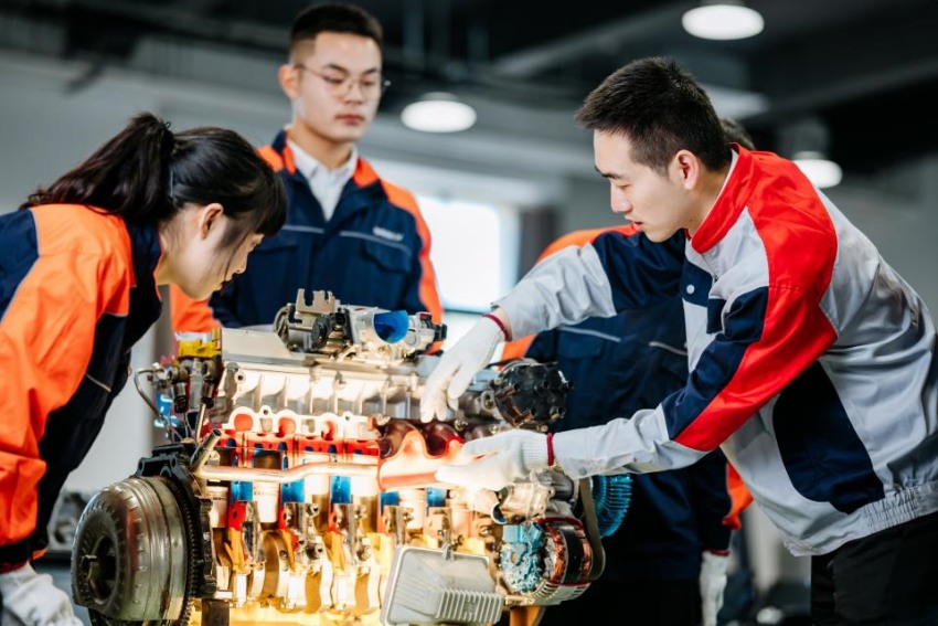 專業(yè)課程——汽車構造實習。吉利學院供圖