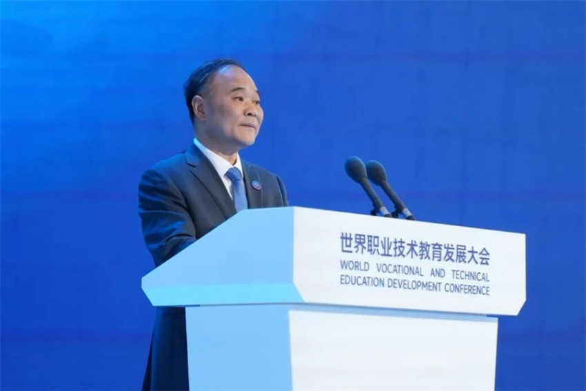吉利控股集團董事長李書福在2024年世界職業(yè)技術教育發(fā)展大會演講。吉利學院供圖
