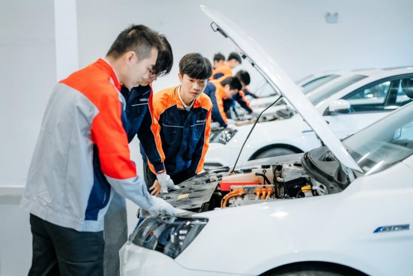 新能源汽車綜合實訓課。吉利學院供圖