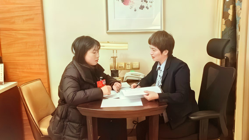 兩位代表連夜討論群眾鍛煉問(wèn)題建議內(nèi)容。汪國(guó)義攝