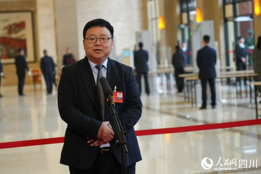 省人大代表李軍亮相“代表通道”。人民網記者 李平攝