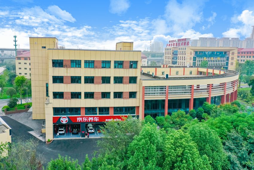 生產性實訓基地-京東養車。瀘州市職業技術學校供圖