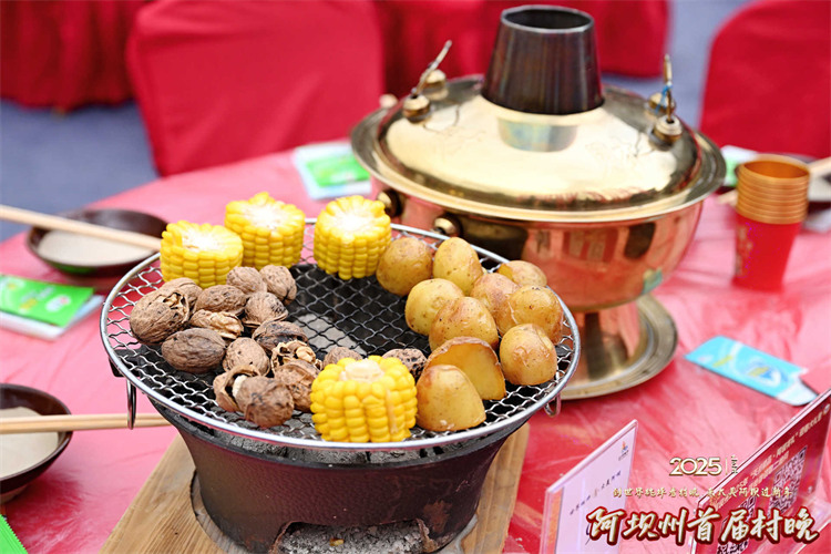 現場烤土豆玉米。主辦方供圖