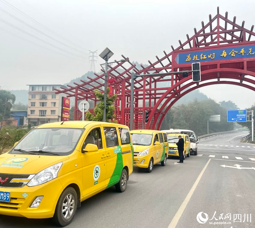 停在路邊的金通工程鄉(xiāng)村客運(yùn)車輛。人民網(wǎng)記者 郭瑩攝