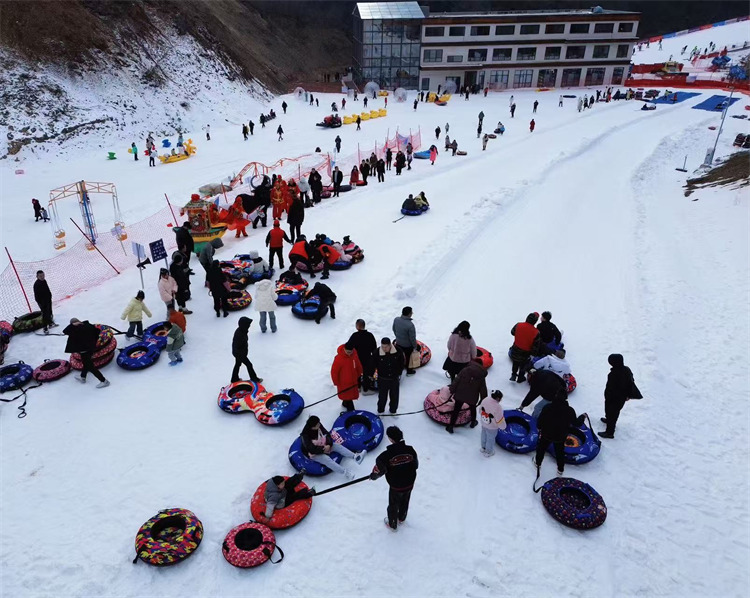 家庭玩滑雪。張文良供圖
