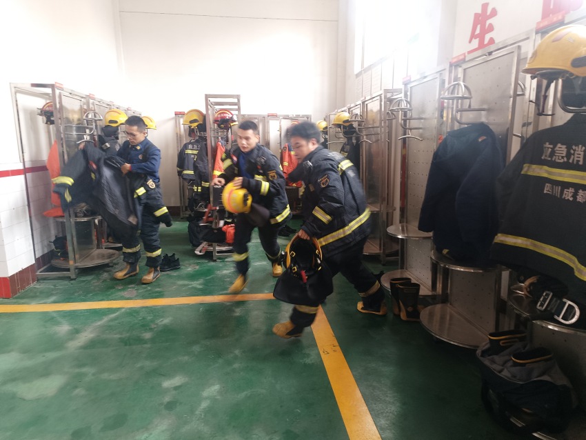 消防員接到葛仙山警情后快速著裝登車趕赴現(xiàn)場。彭州市消防救援大隊供圖