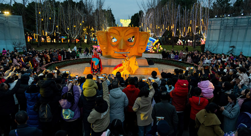 太陽(yáng)節(jié)游人如織。金沙遺址博物館供圖