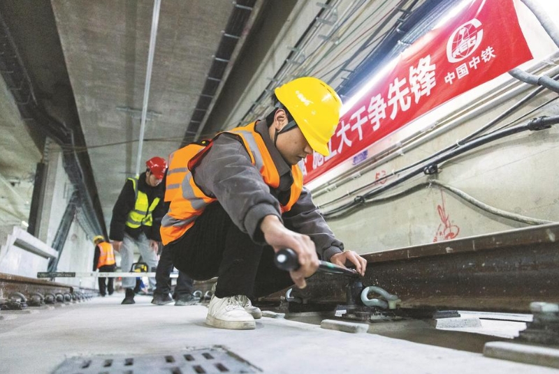 成都軌道交通10號線三期武侯祠站施工現(xiàn)場，軌道鋪設、機電安裝、附屬結構施工等各項工作正在有序推進。成都日報記者 彭浩攝