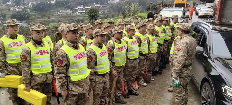 四川省軍區(qū)第一時(shí)間對(duì)救援作出部署，指揮組前出一線指揮救援。四川省軍區(qū)供圖