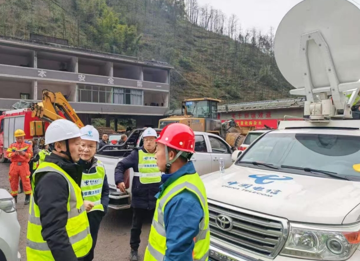  中國電信首批應(yīng)急通信保障團隊到達現(xiàn)場。四川電信供圖