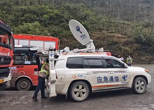  中國電信首批應(yīng)急通信保障團隊到達現(xiàn)場。四川電信供圖