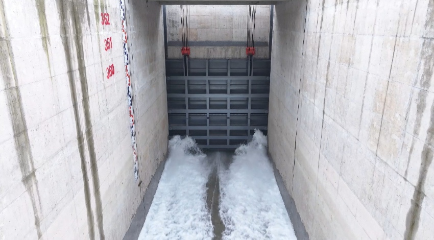 岷江江底隧洞閘門開啟后，清澈的金沙江水沿著渠道奔流而下。圖片來自視頻截圖