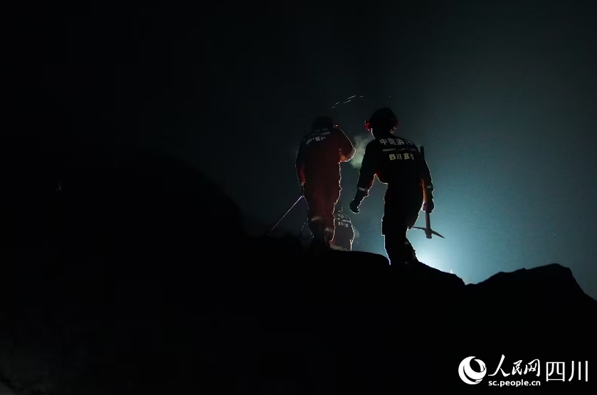 消防救援人員利用搜救犬、生命探測(cè)儀從下至上對(duì)垮塌廢墟進(jìn)行搜索。宋豪新、黃超攝