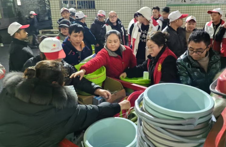 受災(zāi)群眾的就餐、住宿、取暖等基本生活需求得到保障。宜賓融媒供圖