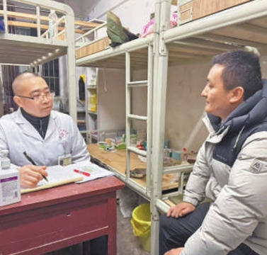 2月8日晚，在筠連縣第二中學校安置點，筠連縣中醫(yī)院的醫(yī)生正在了解安置群眾身體情況。本報記者 宋豪新攝