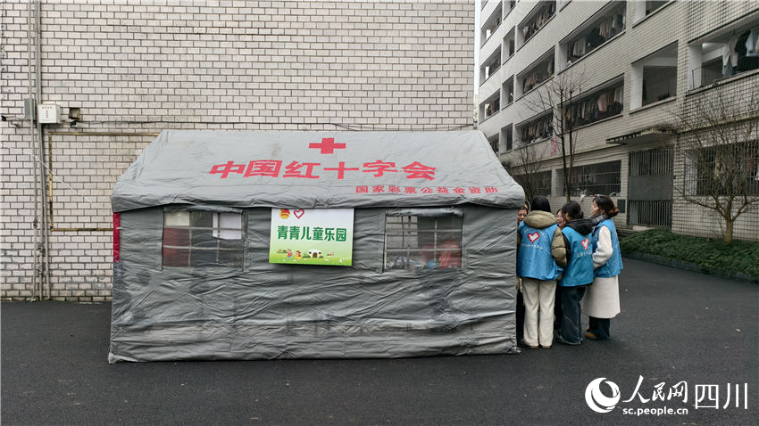 臨時搭建的“青青兒童樂園”。人民網 趙祖樂攝