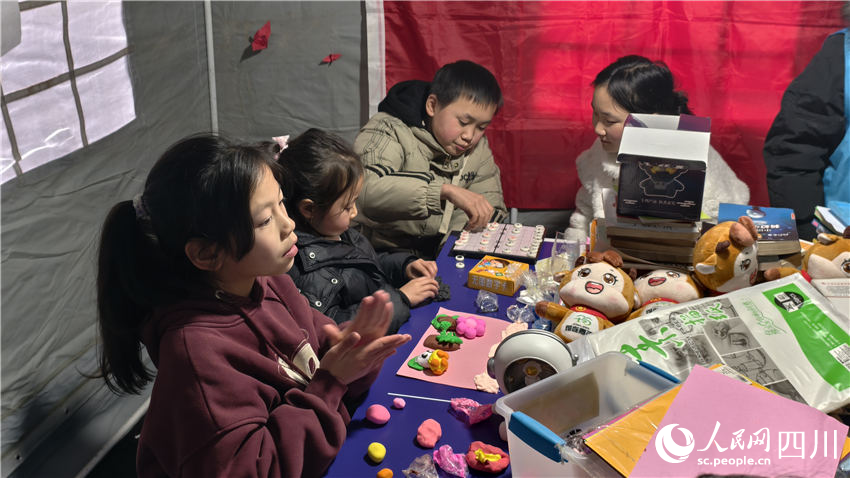 孩子們聚在一起玩耍。人民網 趙祖樂攝