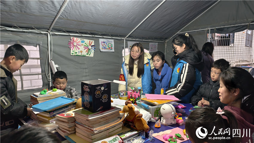 孩子們聚在一起玩耍。人民網 趙祖樂攝