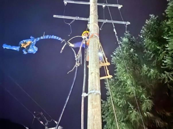 四川能投現場緊急搶修電路。四川能投供圖
