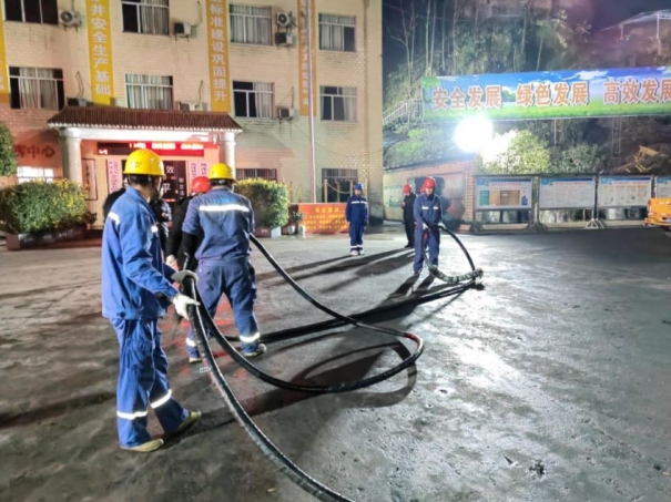 四川能投現場搶修復電。四川能投供圖