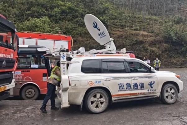 四川電信應急通信保障團隊到達現場。四川電信供圖