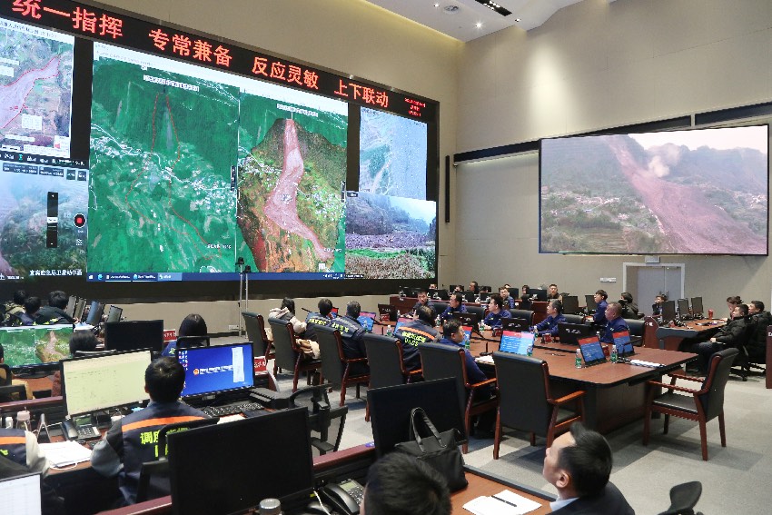 四川省應急管理廳后方與前方現(xiàn)場指揮部保持全天候通聯(lián).。四川省應急管理廳供圖jpg