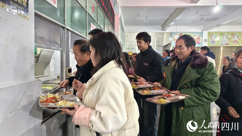 安置點的村民排隊就餐。人民網(wǎng) 趙祖樂攝