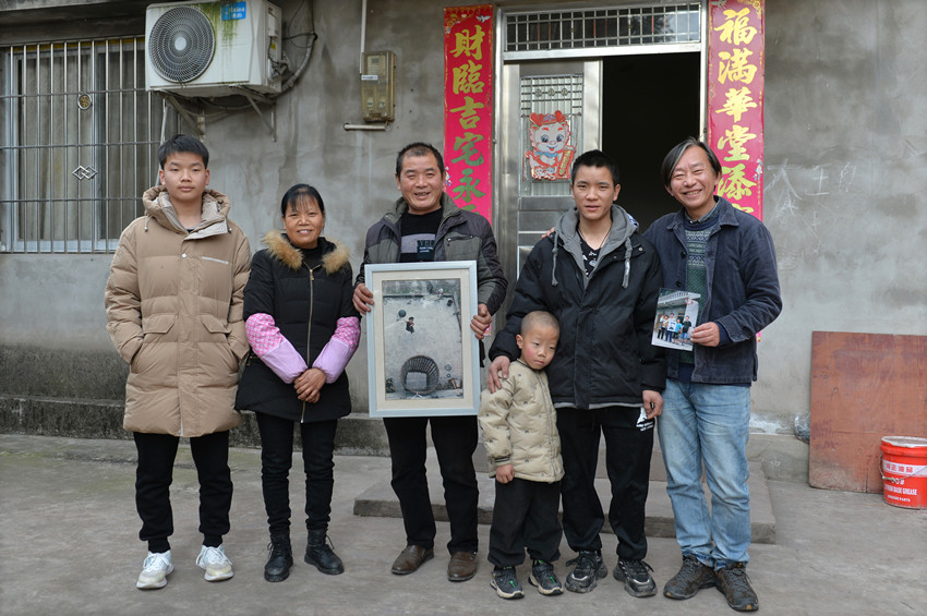 2025年1月28日，王斌（右一）與吳波（右二）及家人合影。羅尹攝
