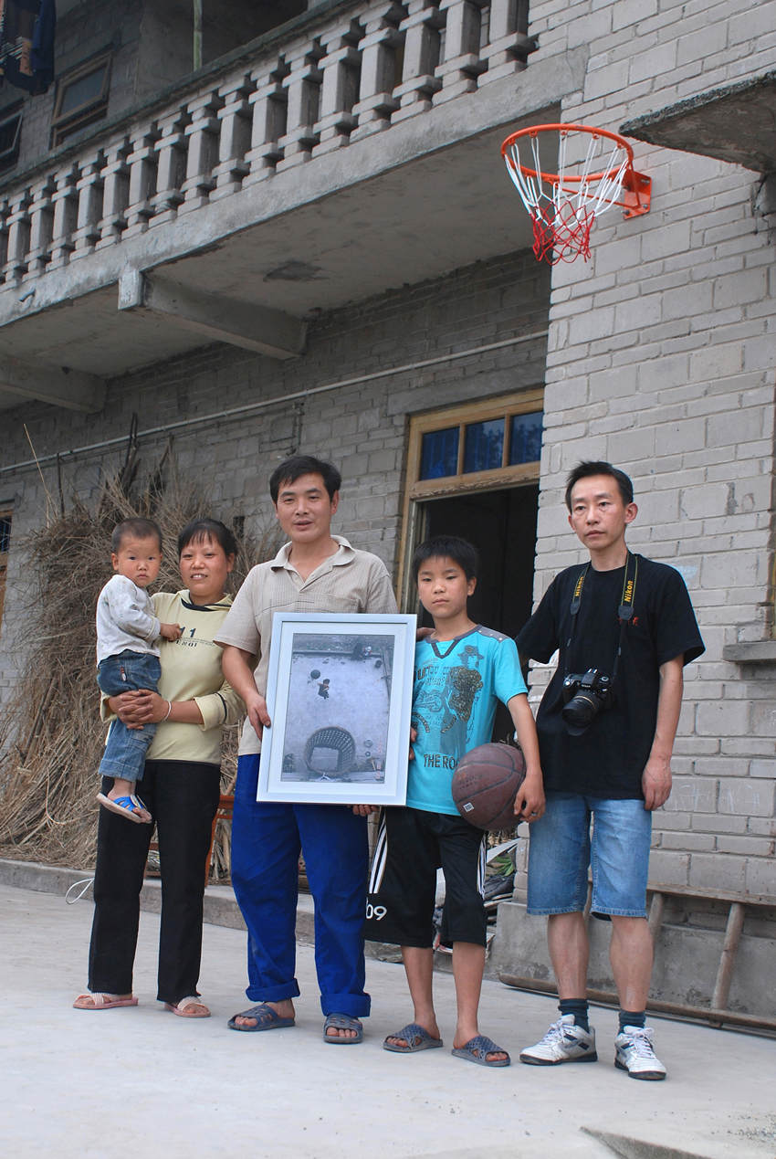 2010年5月30日，王斌（右一）與《一個人的籃球》中的“主人公”吳波（右二）及家人合影。王斌供圖