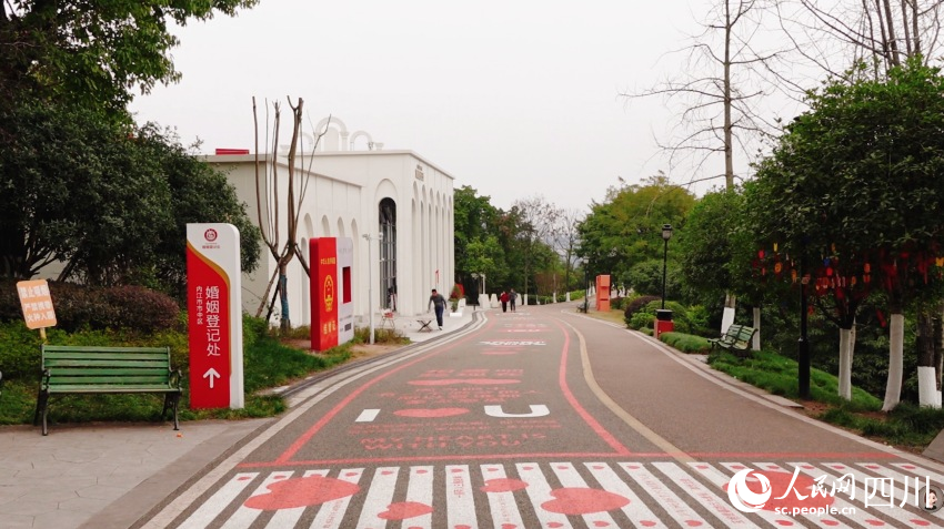 設立于塔山公園的內(nèi)江市中區(qū)婚姻登記處。鐘欣航攝