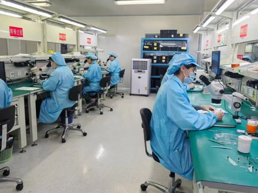 成都聯幫微波通信工程有限公司工作人員緊張有序地操控著儀器。成都市經信局市新經濟委供圖