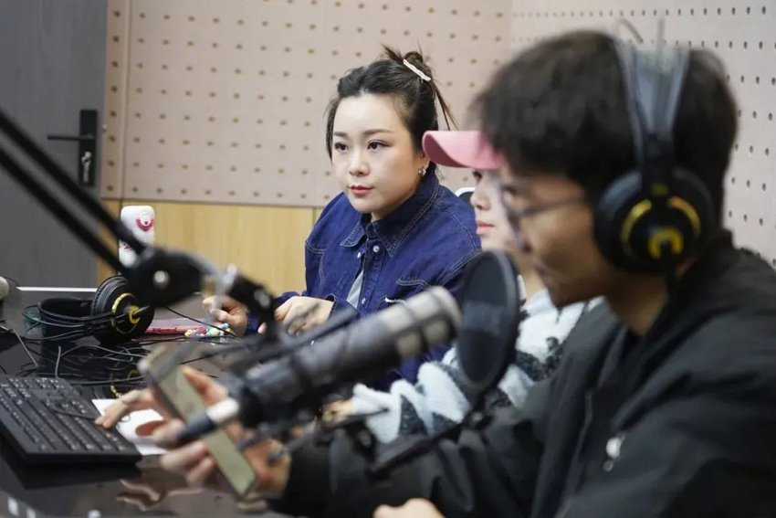 呂艷婷老師為配音提高班學生授課。川影供圖