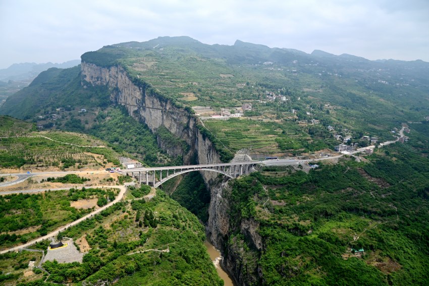 遠眺敘永雞鳴三省大橋。蘇忠國攝