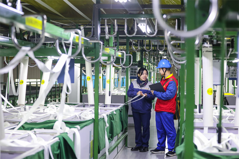 國網四川鄰水縣供電有限責任公司共產黨員服務隊來到四川光程汽車配件有限公司了解企業用電需求并進行安全用電檢查。