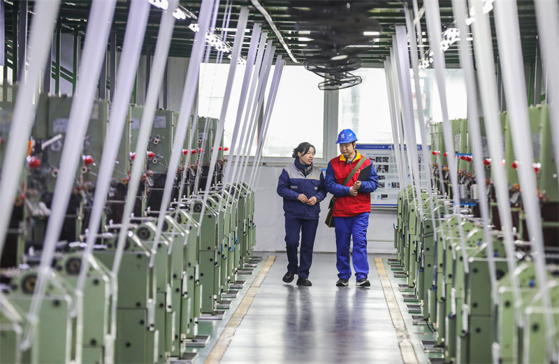 國網四川鄰水縣供電有限責任公司共產黨員服務隊來到四川光程汽車配件有限公司了解企業用電需求并進行安全用電檢查。