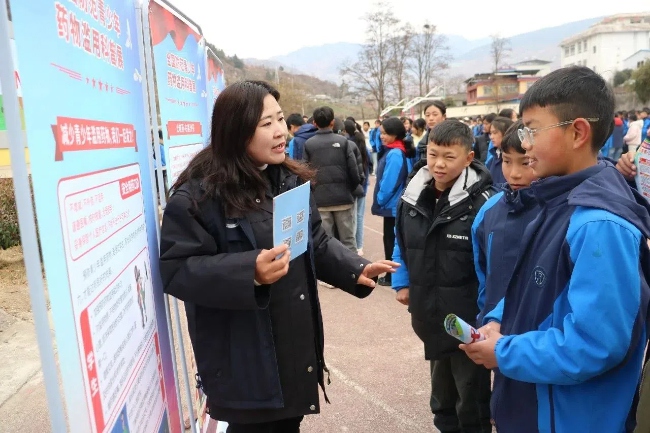 現場科普講解。甘洛縣委禁毒辦供圖供圖