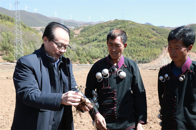 全國人大代表耿福能深入田間地頭調研。好醫生集團供圖
