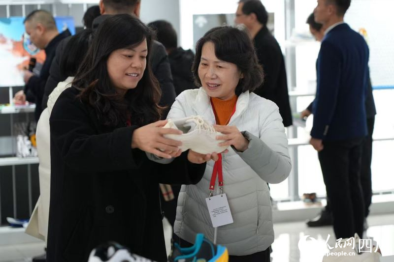 代表們在安岳安鑫體育用品有限公司進(jìn)行視察。人民網(wǎng)記者 李平攝