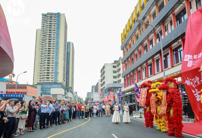 更新改造后，老市場(chǎng)變身城隍數(shù)智港科創(chuàng)園區(qū)。成都城投俠客島供圖