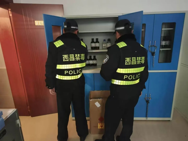 工作人員對化學品企業進行排查。西昌市公安局供圖