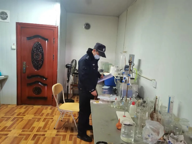 工作人員進行清單式排查。西昌市公安局供圖