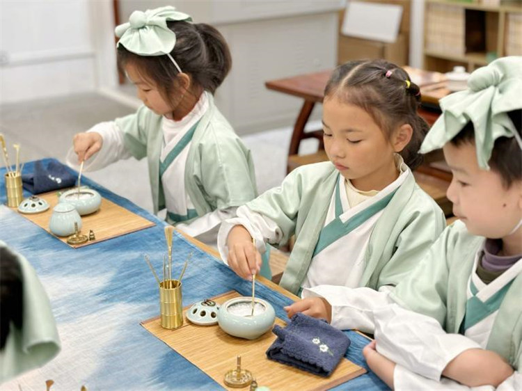 香事社團(tuán)上實踐課。東坡小學(xué)供圖