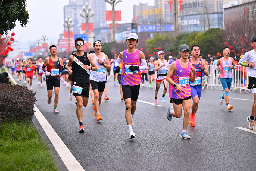 選手們你追我趕。仁壽縣委宣傳部供圖